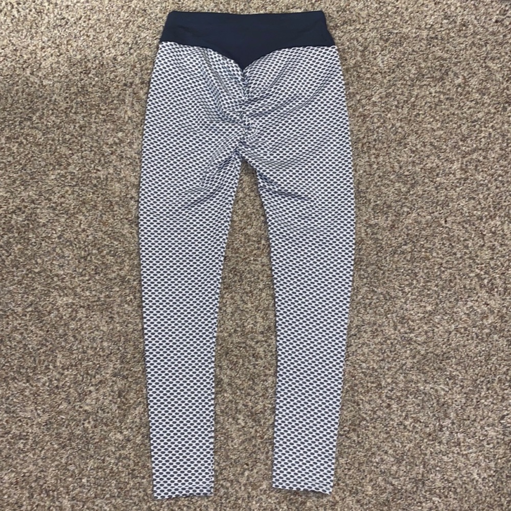 NEVER WORN booty scrunch leggings